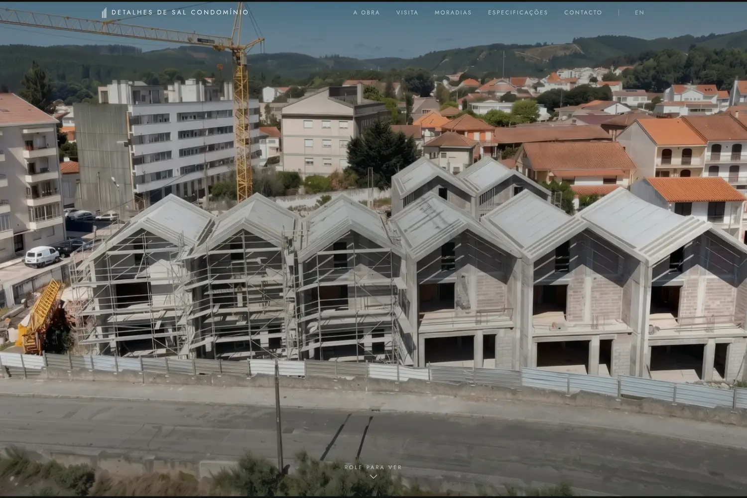 Página de entrada do site Detalhes de Sal: fotografia aérea das oito moradias em obra, vistas da rua.